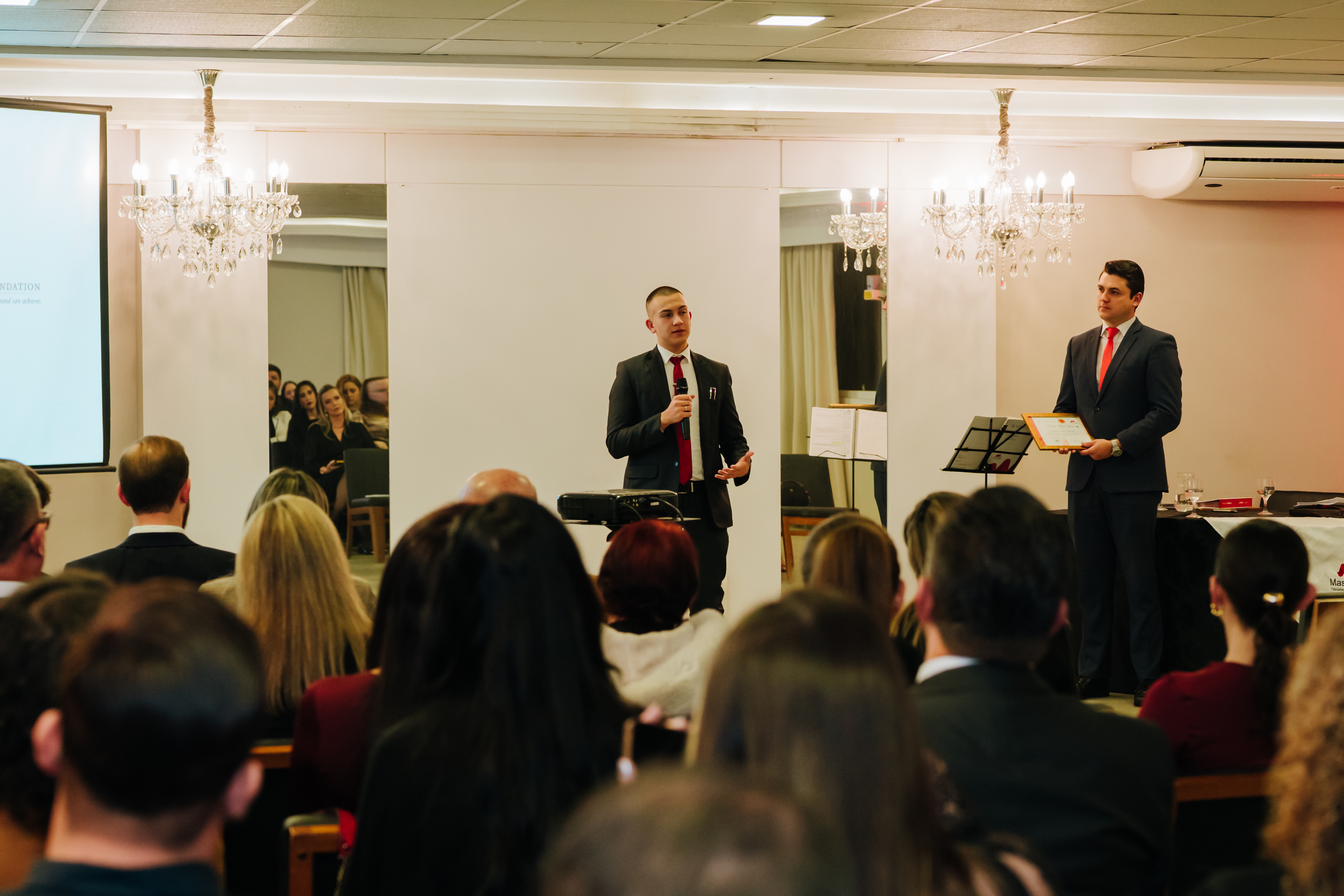 Kauan Kasprzak apresentando em um evento